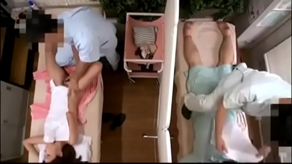 Japonska prevarantska žena med seksom v masaži poleg moža